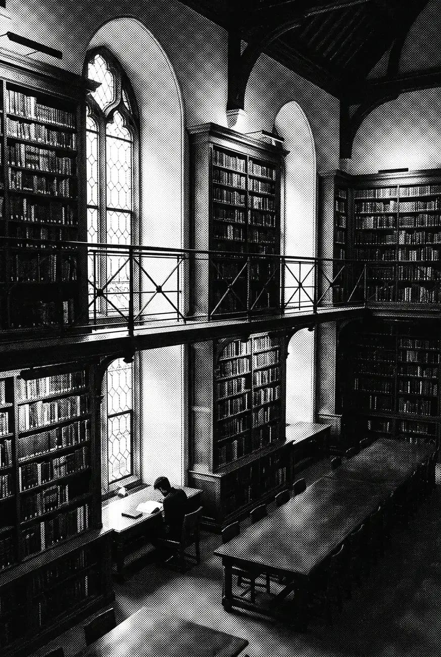 Gli scaffali di una biblioteca storica disposti su due piani