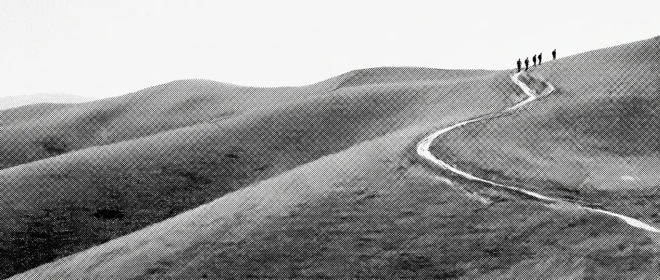 Una strada di collina percorsa da un gruppo di persone lontane