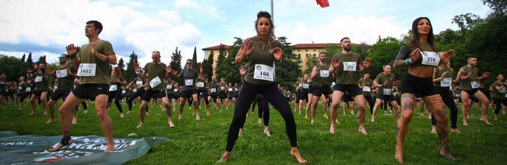 Centinaia di persone si allenano a piedi nudi su un prato