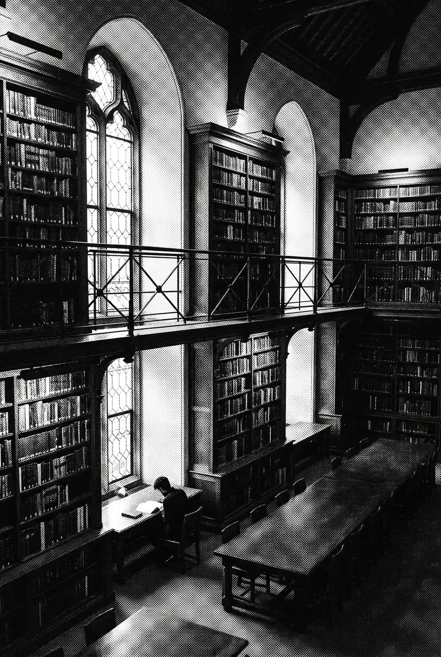 Gli scaffali di una biblioteca storica disposti su due piani