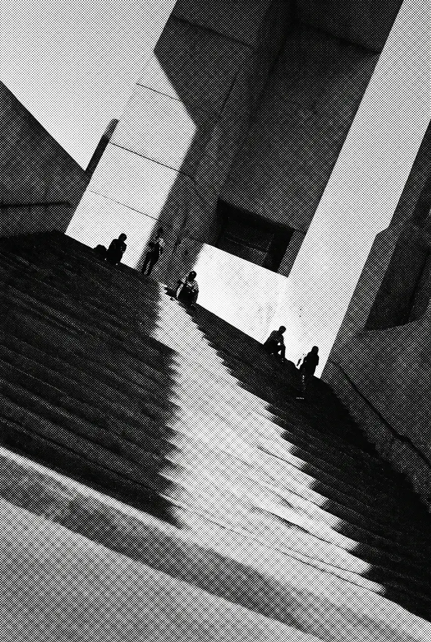 Scale e volumi di un edificio moderno, in bianco e nero ad alto contrasto