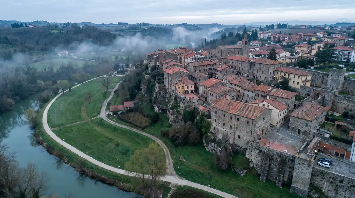 Veduta dall’alto di un borgo italiano e del parco lungo il fiume